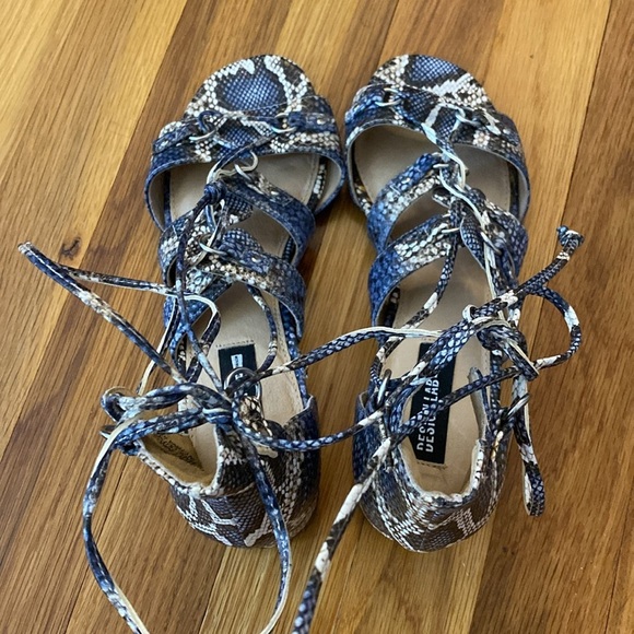 Design Lab Women’s Blue Snakeskin Lace Up Sandals Size 9 - Picture 2 of 8